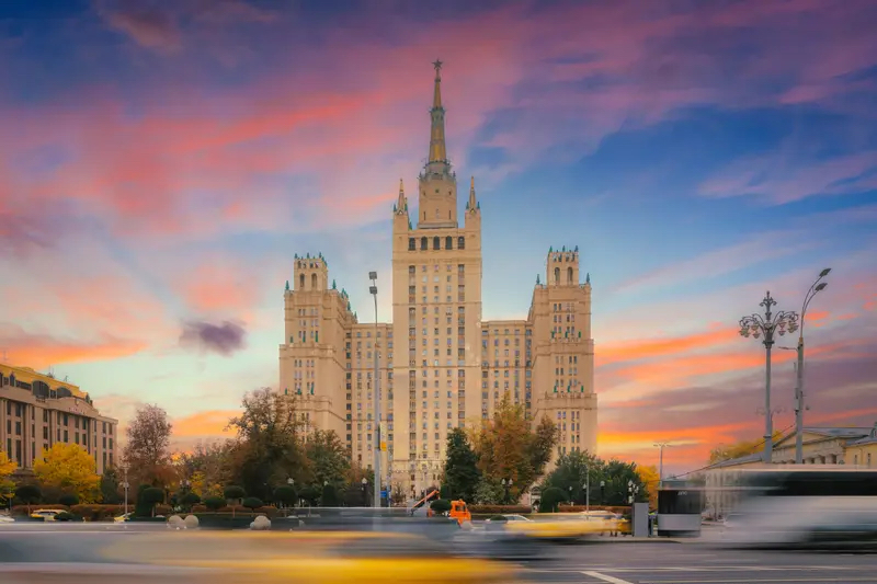 1932年的一天，斯大林当着众人的面，把烟头直接甩到妻子脸上。那一瞬间...