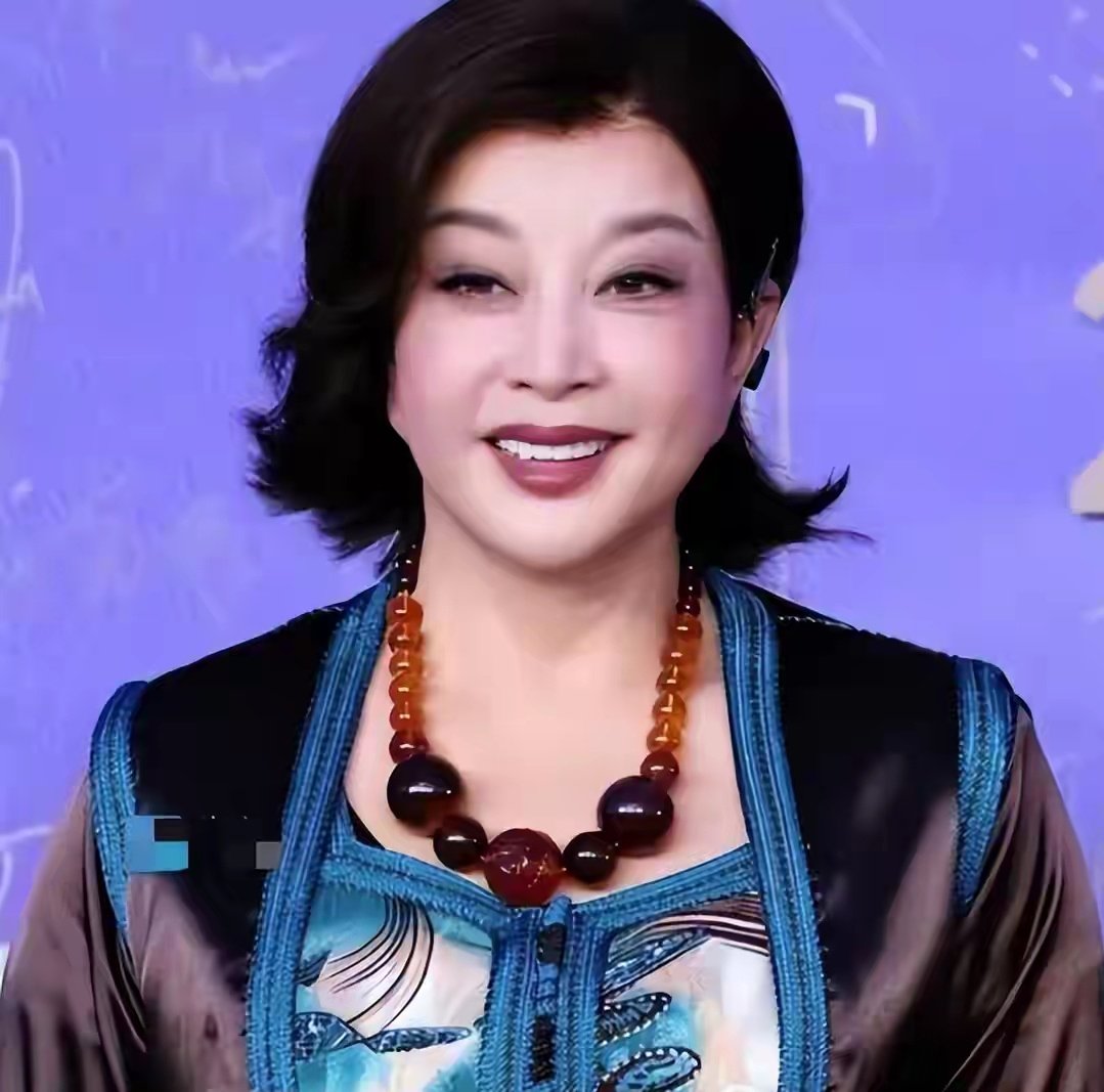 人生彻底失控!75岁刘晓庆败诉，前男友插刀，连妹妹也和她反目 ​