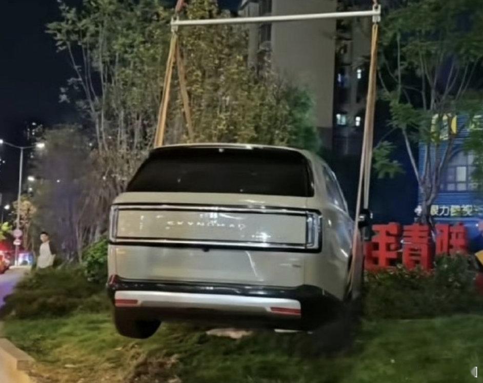 #小米回应澎程试驾事故# 
小米这款车，刚刚上来，就上了绿化带

争议和流量一下子拉满了 ​