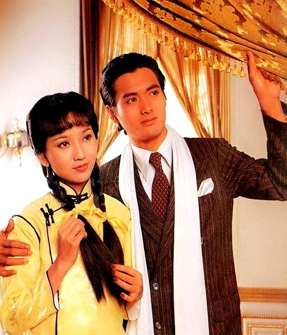 吕良伟年轻时演丁力，说实话那颜值真没给他加分，反观周润发，那时候的颜值是真正拿得出手的，放现在叫&34;天花板&34;都不为过
 

结果时间一过，两个人彻底反过来了
 

发哥现在老态明显，岁月感扑面而来，吕良伟却越活越精神，身材挺拔、气色红润，往那儿一站，比年轻时候帅出一截，这保养的功夫，属实让人服气