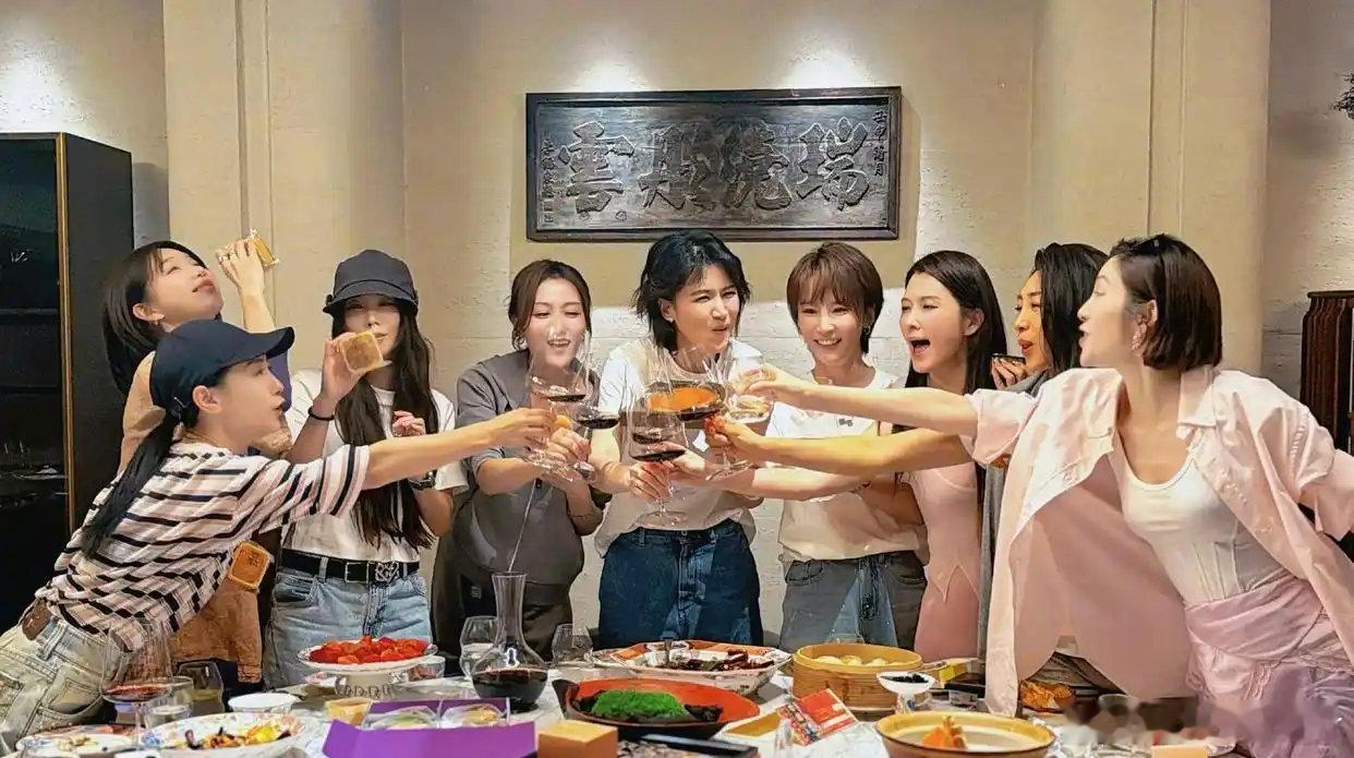 唐艺昕晒《浪姐》9人中秋局！曾沛慈专程从台湾赴约，一桌子硬菜超吸睛 ​