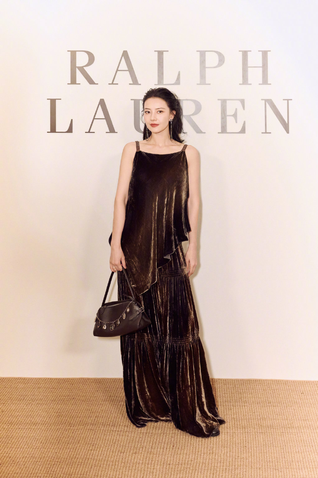 #COSMO时装周存档# 
Ralph Lauren 2027春季系列 | 重塑优雅风范
在最新一季中，Ralph Lauren先生为我们率性演绎了一场刚柔并济的浪漫新章。

他撷取品牌经典元素，转化成属于当下的时装语言，让六十年前的锦缎马甲与首款女性西装跨越时光。但这不是单调的独白：海军蓝与白相映成趣，丹宁工装夹克与白羽流苏交响，短款蓝夹克与蓬松毛绒翻领碰撞，锦缎马甲与衬衫、宽领带的叠搭，让系列在粗犷与精致间展开浪漫对话。

浪漫不再悬浮于想象。最终落在了每一位忠于自我、自由表达的现代女性身上——潇洒而优雅、温柔而有力量。

受邀落座秀场头排，与全球名流一同见证这场浪漫新生。
#纽约时装周##大秀直击#