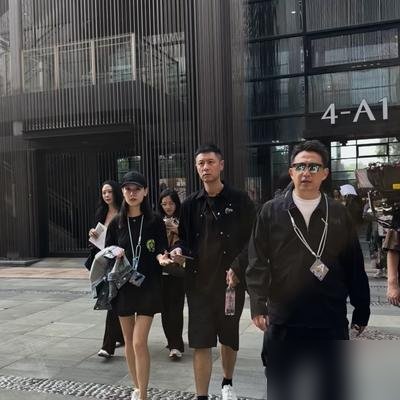 孙骁骁挺着大肚子，任重转头就跟黄磊喝上了。
乌镇戏剧节，任重带着老婆孩子露面。孙骁骁二胎孕肚已经很明显了，走路都得慢半拍。结果镜头一转，任重跟黄磊坐一桌，聊得那叫一个热乎，茶杯碰得比谁都勤。
有人就嘀咕了，这是带老婆来玩，还是来攒局的？
其实翻翻他最近的活儿就明白了。刚播完的《把黑夜点燃》，他