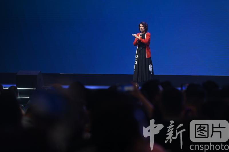【#董明珠卸任#】第一财经消息，根据天眼查App，9月16日，格力电子商务有限公司发生工商变更，董明珠卸任法定代表人、执行董事，张幸磊接任法定代表人并担任执行公司事务的董事、经理。
公开资料显示，格力电子商务有限公司成立于2019年11月5日，注册资本1亿元人民币，由珠海格力电器股份有限公司全资 ​