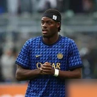国米3-0干掉帕尔马，比塞克赛后直接来了一句：“差点忘了0-2落后不是硬性规定。”
这话太损了，球迷全在笑。
之前国米场场开场先丢俩，再玩命追，看得人心脏受不了。这场倒好，苏契奇13分钟破门，恰球王点射，图拉姆31分钟再补一刀。半场没到，悬念直接掐死。
齐沃还轮换了四成主力，劳塔罗、巴雷拉全摁