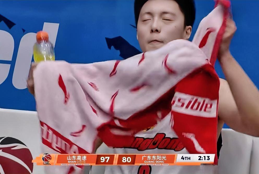 彻底崩溃！胡明轩赛后捂头抹泪，广东17分惨败夜最心酸一幕！  客场86...