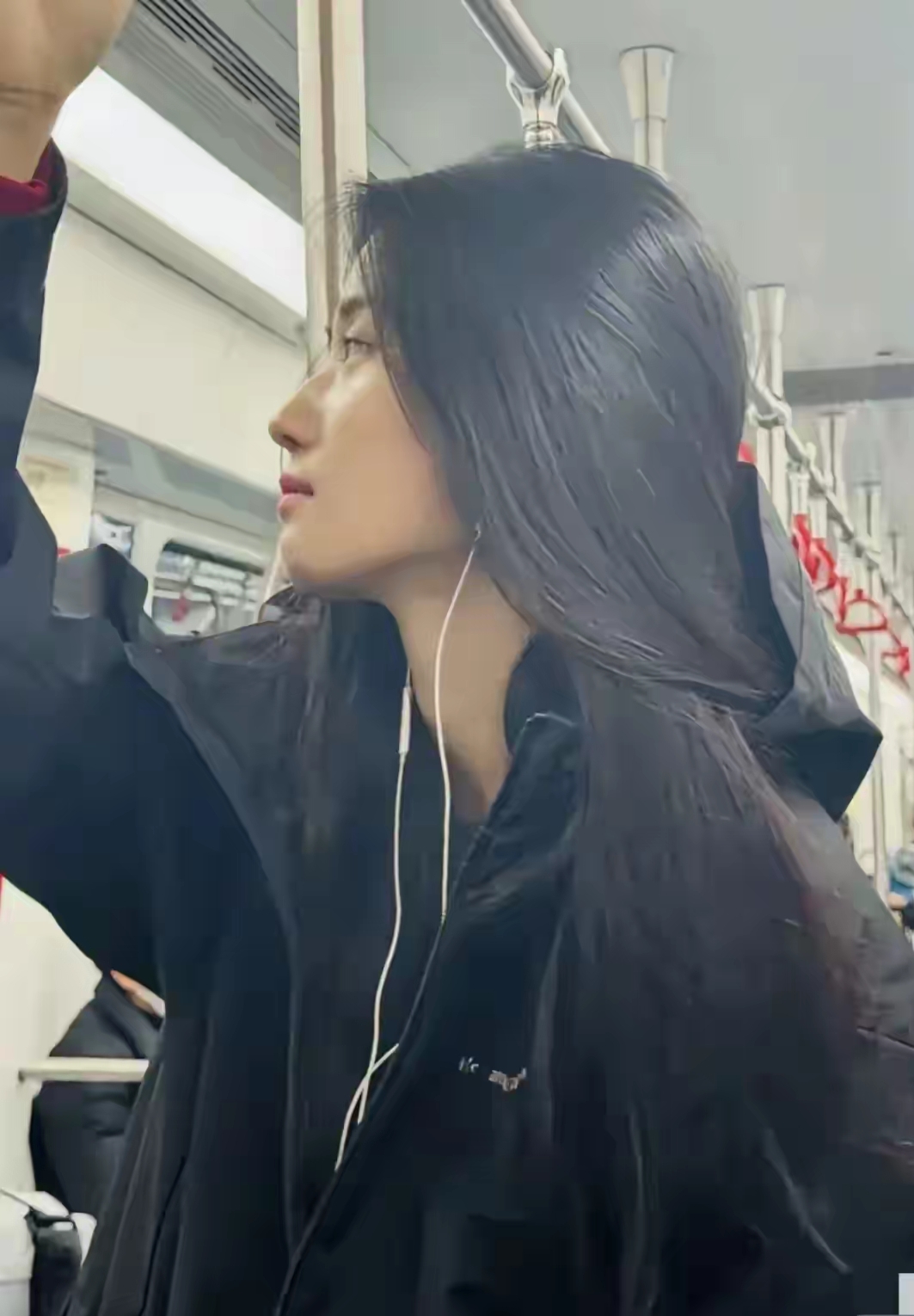 乘坐地铁的美女