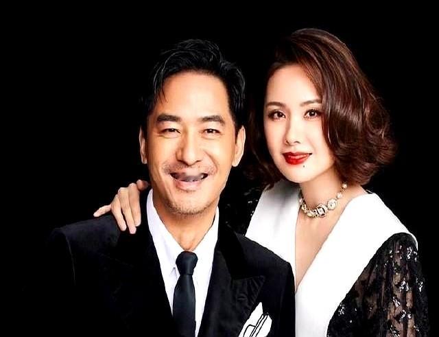 郭晓东录《披荆斩棘2026》，程莉莎现身直播现场送考。

他初舞台唱了一首《梅兰梅兰我爱你》。这复古风跟当年程莉莎在《浪姐》唱的《夜来香》刚好凑成一对。

两人是2007年结的婚。很多人不知道，他们谈恋爱那几年分过将近20次手。

程莉莎后来公开讲过这些事，没少被网友贴上“恋爱脑”的标签。

现在郭