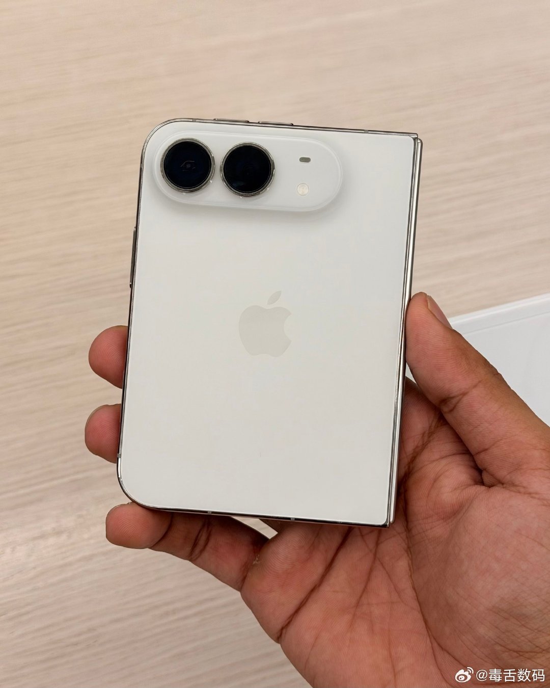 #iPhoneDuo国内首销销量曝光#国内首销20W？有钱人还是多啊，原来黄牛哭穷是假的，这么看黄牛赚大了啊[微笑] ​