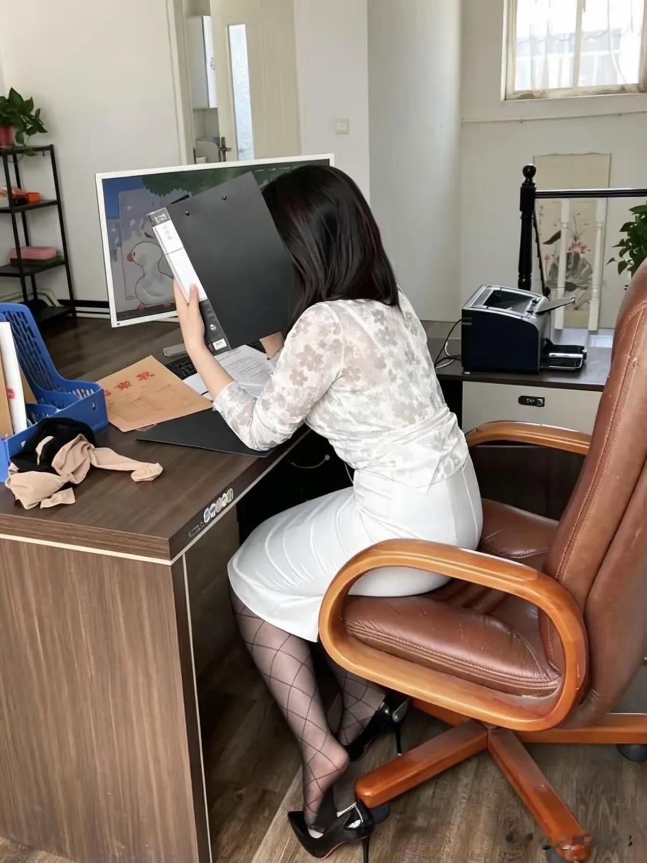 秘书天天上班穿这样好吗？