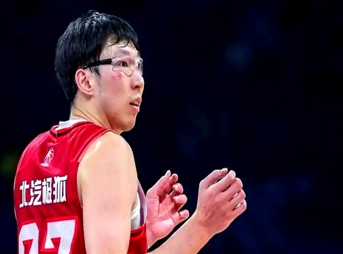 周琦、赵睿、张镇麟都没进名单。郭士强这次选人，直接把人情世故撇到了一边。

老伤号们身体达不到高强度要求，名气再大也得靠边站。现在的选人标准就一条，看当下的竞技状态。

场上的打法也变了。不搞围着一个人转那一套，全队提速，高机动性，全员换防。跑不起来的，根本没法在这个战术体系里生存。

杨瀚森、王俊