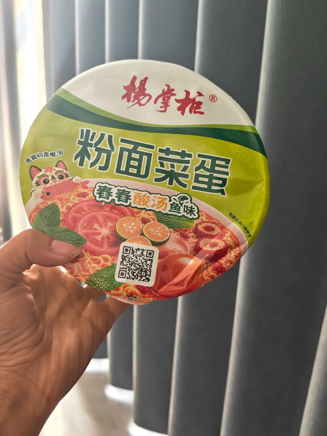 #白举纲婚礼照片#泡上一桶热乎乎的粉面菜蛋，刷到白举纲的婚礼照片。大漠落日为背景，氛围感满满，低调又浪漫。一边嗦着泡面，一边看这份真挚的幸福，由衷送上祝福，平凡日子里，也能感受别人的甜蜜美好。 ​