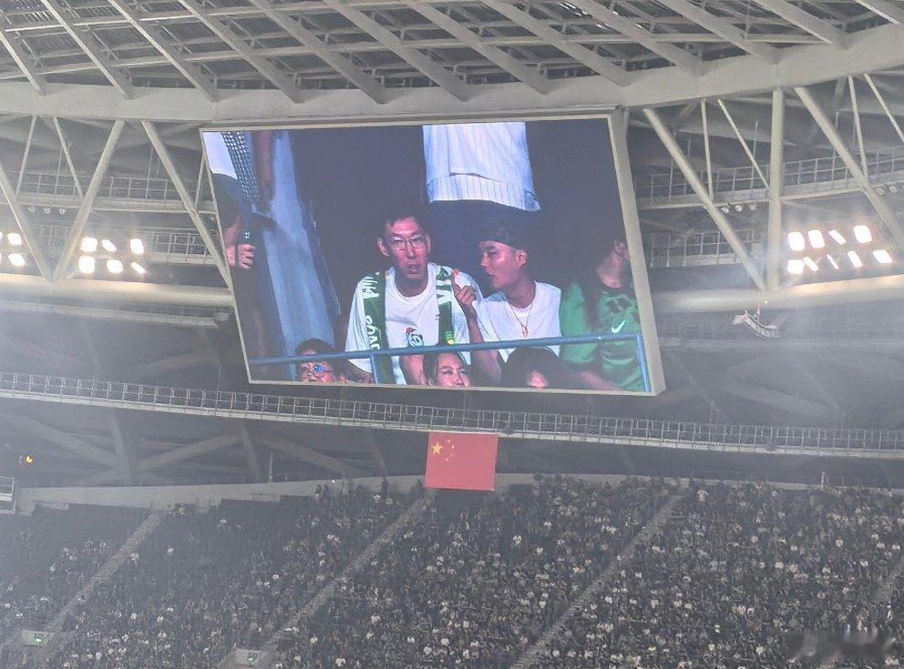 周琦又来工体督战了

#北京国安vs云南玉昆##中超联赛#  ​