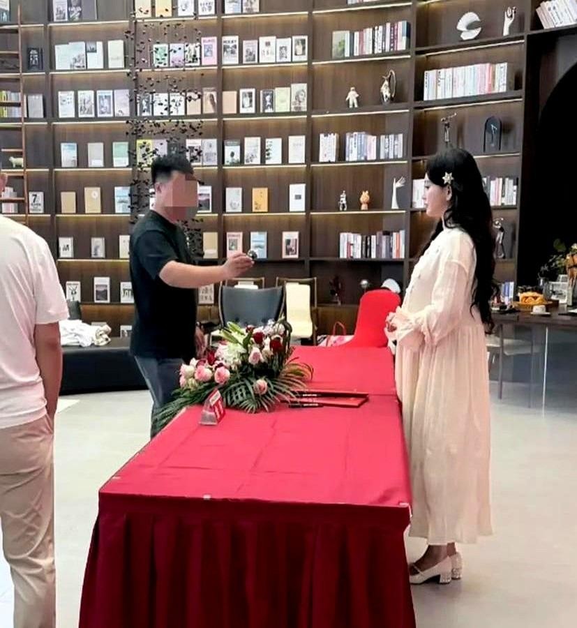 金莎被全网盯肚子，一句“吃多了加水肿”把怀孕传闻按了回去。她中俄来回飞了三趟，时差倒到生物钟稀碎，左脚踝本来就有伤，肿得鞋都穿不进去，上台还得人抬着轮椅。易胖体质加上连轴转，腰腹一累就鼓，跟气球似的，这哪是藏喜，分明是身体在报警。网友拿放大镜看女明星肚皮，本质是把生育当成了公共议题，可金莎早撂过话：