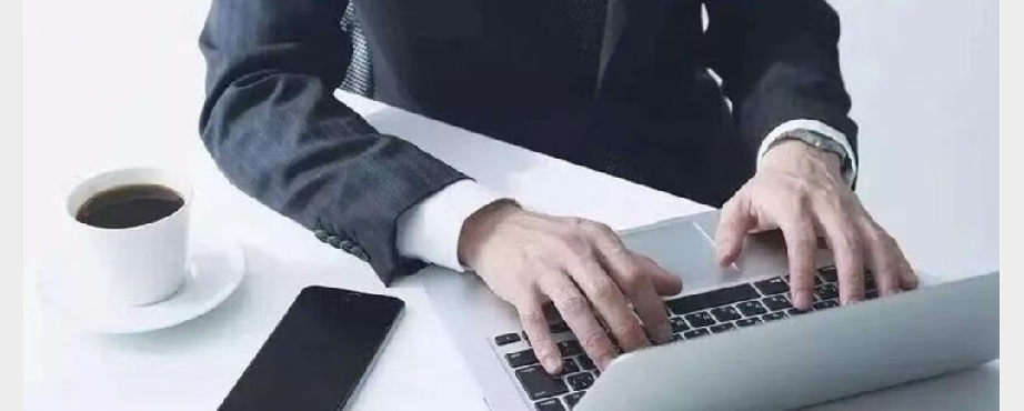 民事二审高阶打法：用再审思维打二审，把己方优势发挥到极致
 
很多当事人打二审，始终陷在一审的原有框架里争辩：一审怎么判，二审就跟着怎么辩。
这种打法最大的问题是：只能被动补漏洞，无法真正推翻原判。
 
多年办案实战总结出一套高胜率思路：二审不要用二审思维打，要用再审思维打。
 
简单说：以再审13