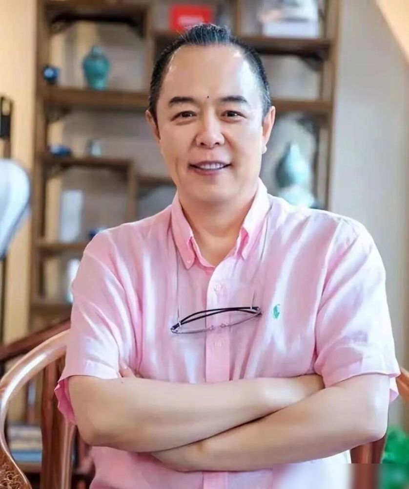 69岁的张铁林，现在伦敦郊区过着三点一线：上午扎针灸，下午练毛笔字，晚上陪闺女。
戏里他是九五至尊，黄袍加身，一口一个皇阿玛，全中国观众都得跪着接旨。《还珠格格》让他封神，后来跟张国立王刚凑成铁三角，皇帝这块招牌，他扛了半辈子。
可戏外呢？97年就入了英国籍，几个孩子几个妈，一地鸡毛。
如今老