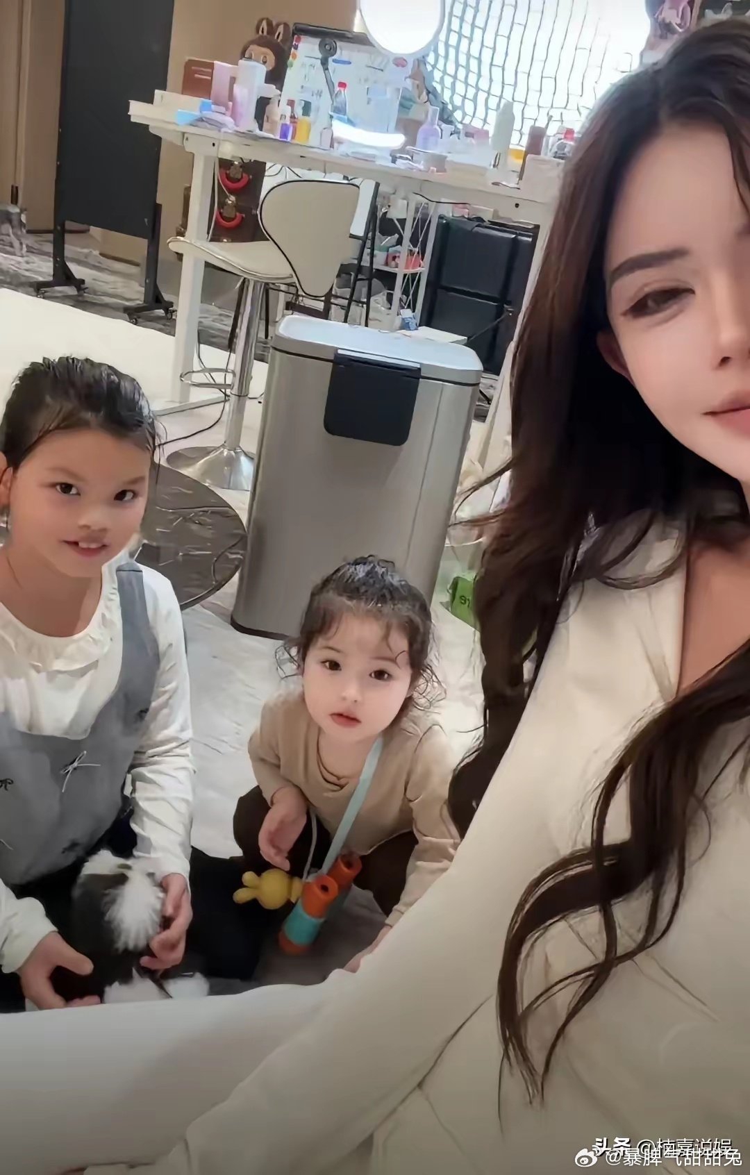 两岁多小女儿悠米，长得真漂亮，五官好标致，像爸爸宋浩然。大女儿就跟她亲爸爸一个模子刻出来。
所以说，基因真是个神奇的东西。

韩安冉带两个女儿为宋浩然庆生 ​