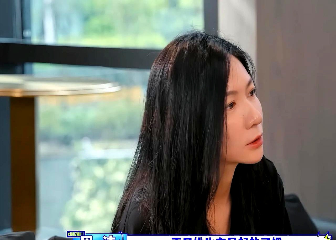 胡军和李乃文怎么也没想到，给人当助理能被治得服服帖帖，尤其是看到佟丽娅的日常作息后，这两位演艺圈硬汉的表情直接管理失控了
 

在综艺里，这俩人本来做好了应付大牌的准备，结果一听佟丽娅每天早上七八点就起，还要亲自陪孩子晨读，直接给整懵了
 

更让他们受打击的是，这位一线女星连化妆师都不用，自己就能