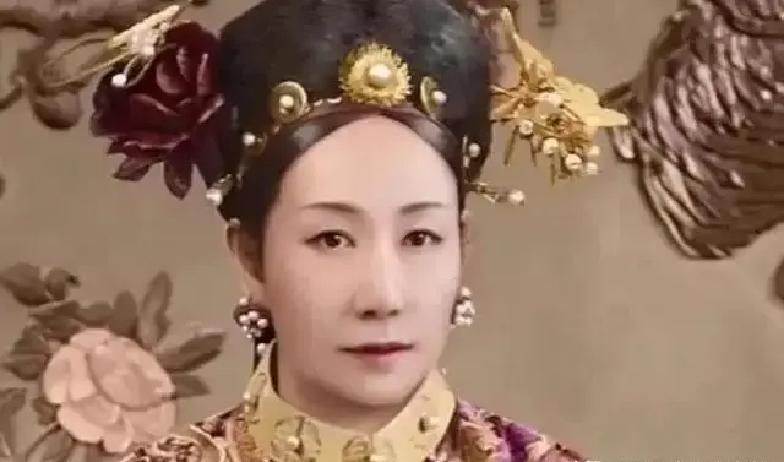 慈禧生于1835年，原名叶赫那拉氏，出身满洲镶蓝旗家庭。她的曾祖父亏空公款，家族世代还债，父亲只是八品小官，日子过得紧巴巴。她从小跟着父亲学点文化，识字写字还行。1852年，17岁那年，她参加选秀进宫，咸丰帝看她长得漂亮，身材匀称，就封了兰贵人。她在宫里慢慢适应，学规矩，靠着聪明劲儿和美貌开始得宠。