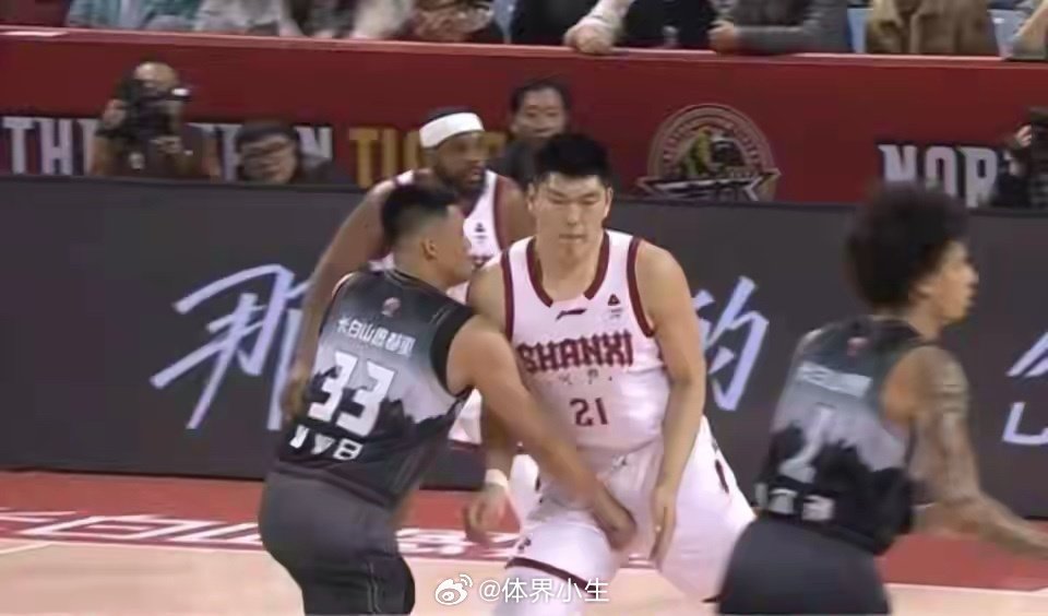#CBA夏季联赛爆发激烈冲突# 这一拳暴露的不只是个人情绪管理，也是球队隐患。夏季联赛本用来磨合阵容、考察新人，结果变成停赛风波。青岛队损失的不只是一场比赛，还有年轻球员的成长节奏。 ​
