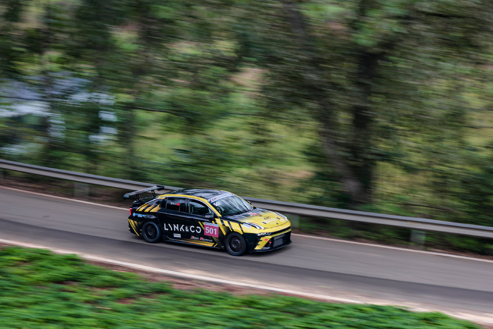 领克03 CUP EVO ➕07GT拉力学院赛车🏎️
双车出征CHC登山赛顺利完赛🏁
24组LPCC会员集结，合法跑山体验感拉满
这个中秋在遂宁“圆满”收场🎑
#领克汽车运动# ​