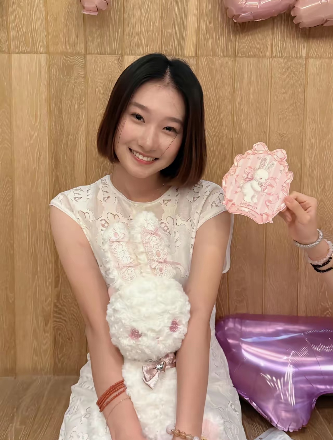 马伊琍女儿，高调发文庆生日。
马伊琍大女儿文爱马晒照，发文庆祝18岁生日：18啦，感恩。
 
照片里的文爱马留着短发，怀抱着小兔子，眉眼含笑，俨然我家有女初长成。

长相集合了父母两人的优点，五官更像爸爸，气质却随妈妈。从容舒展的状态，看得出来马伊琍把女儿教养得很好。
大家觉得她更像爸爸还是妈妈？评