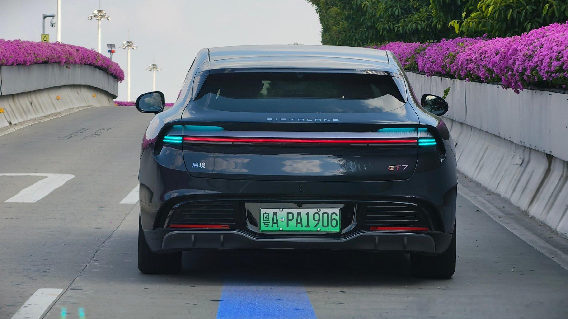 #被广州的繁花狠狠惊艳#
花城看花，在广州，哪哪都能看到花，什么季节都能看到花 ​