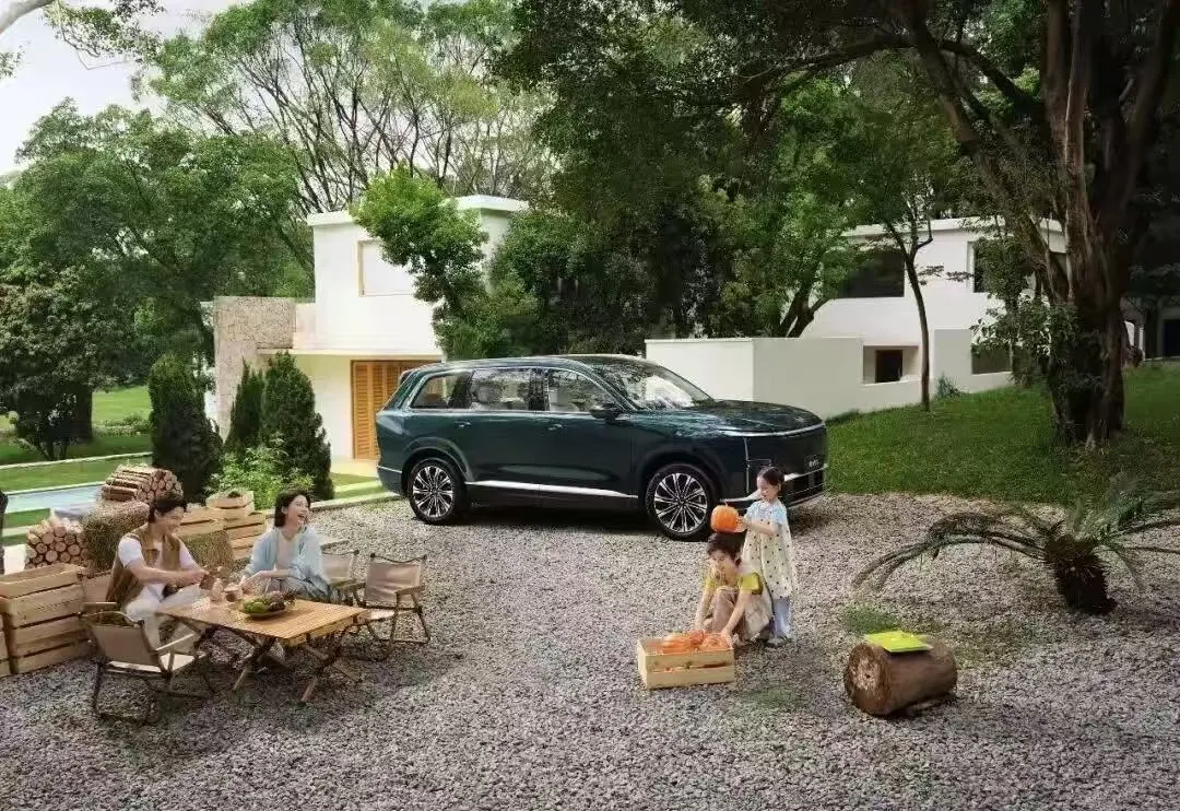 十万级也能拿下真六座插混SUV！五菱星光L最近销量三连涨，上市80天累计销量破2万台，拿下9月大六座插混SUV销量TOP2，实力真的看得见👍
 
它把2+2+2大六座门槛直接从20万拉到10万价位，三排都能坐舒服，不再是“板凳第三排”。260km纯电续航日常通勤零油