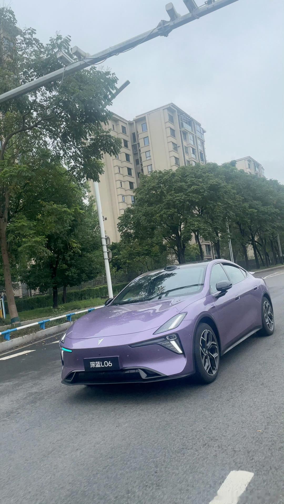 车上拥有AI私人助理是什么体验
2027款深蓝L06，AI Agent小蓝智能体
七大服务能力，全场景贴心响应
AI Agent小蓝智能体，7大能力覆盖用车全场景，有温度的车载智能助理
#长续航磁流变激光AI轿跑 #2027款深蓝L06 
#深蓝L06追风版 #长安汽车 ​