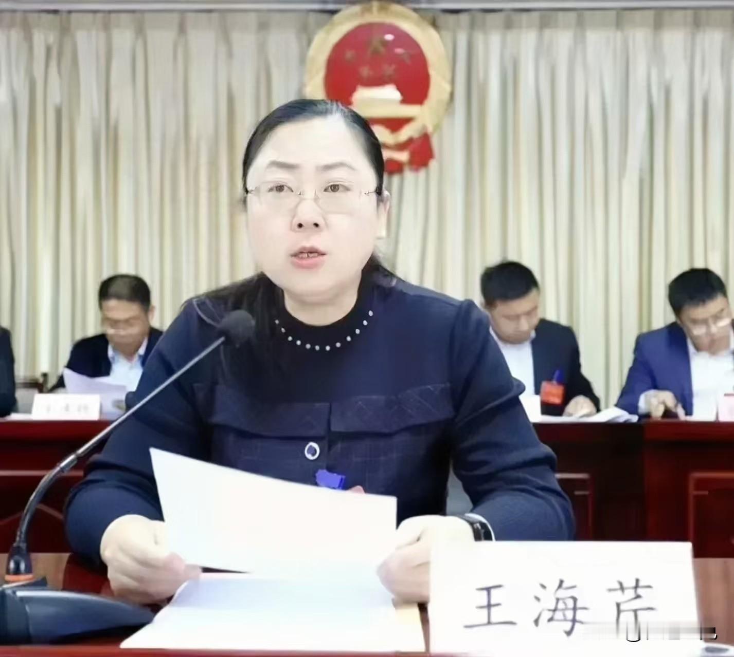 真的越看越让人五味杂陈！2026年9月2日，江苏滨海县传来重磅通报，县人社局党委书记、局长王海芹涉嫌严重违纪违法，正式接受审查调查。
 
谁也没想到，这位熬了整整十九年、从最底层拼出来的基层干部，好不容易坐上民生关键岗位的一把手，最后却亲手毁掉了自己半生的仕途。
 
翻看王海芹的履历，完全是普通人眼