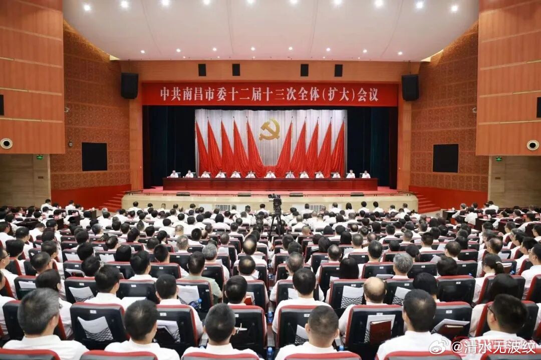 【#落实省会引领南昌加速跑# ｜南昌，正在把"算力"变成城市新基建的硬核底座】
如果说电力是工业时代的血液，那算力就是数字时代的生产力引擎。
在南昌，一张覆盖全域、供需匹配、场景多元的一体化算力服务网正在加速成形——它不只是冷冰冰的服务器集群，更是牵动医疗AI、数字文创、低空经济、智能制 ​