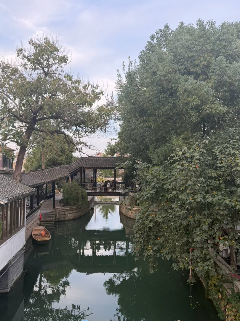 漫行草木间 一段文字，需要多久才能记住，一缕芳香，要熟悉多久才能有记忆；风起云散 捧着精油瓶，不停的闻，这样就能很快的记住味道吗；人间烟火 对于某种味道的记忆，会随着时间慢慢忘记吗；遇见美好 今天喜欢的味道，明天还会依然的喜欢吗； ​​​