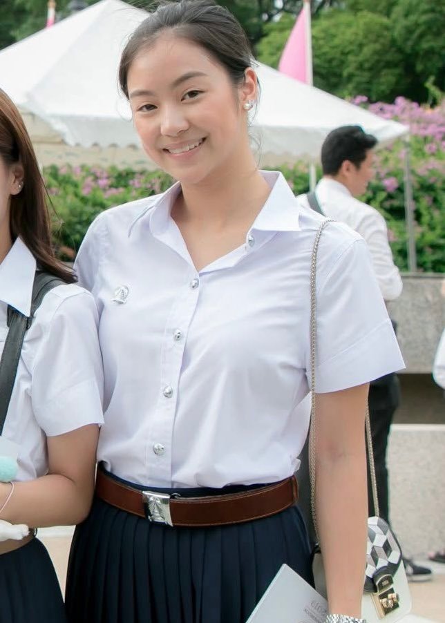 感觉是会上好莱坞的经典华裔亲民脸 ​