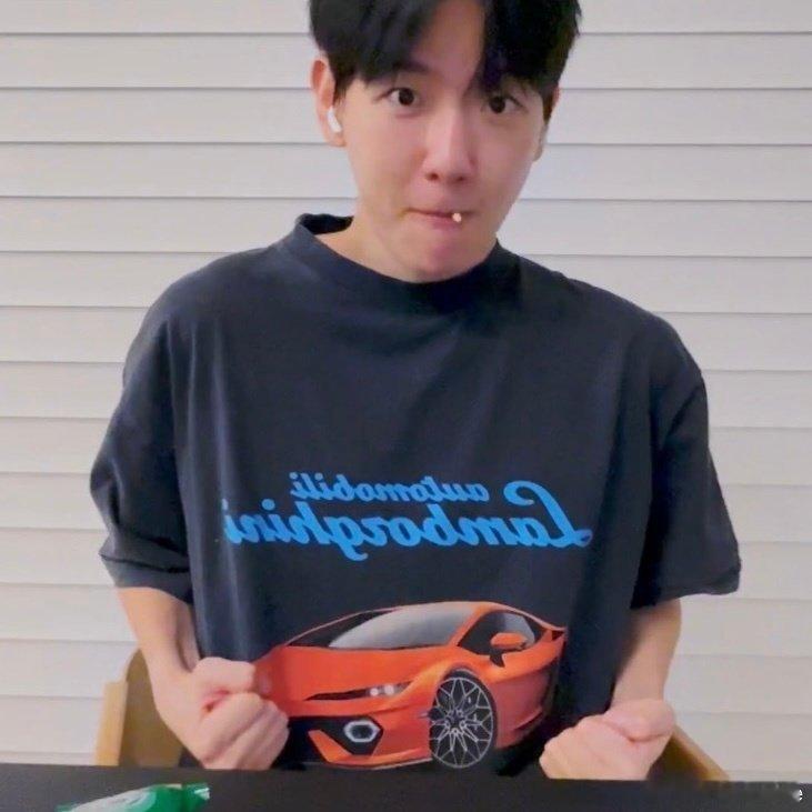 这位保时捷车主的衣服上怎么是兰博基尼 ​