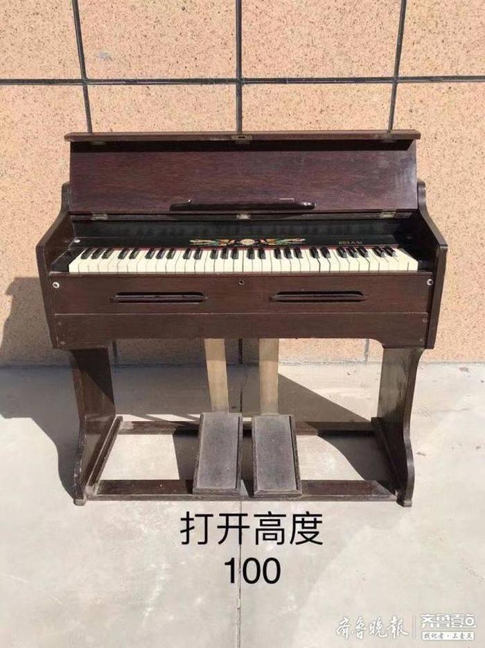 为了隐藏身份，她将丈夫的照片远远地放在身后的钢琴上，然后拍下了两人唯一一张“合照