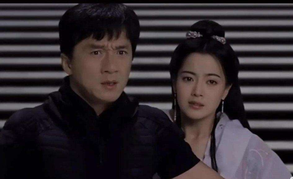同样演过“玉漱公主”，当年顶着“小金喜善”头衔出道的白冰，怎么到了今天反而被正主比下去了？
翻出金喜善现在的近照，快五十的人，下颌线居然比二三十岁的年轻艺人还要清晰，整个人透着一股野蛮生长的韧劲。
当年电视剧版《神话》选角，很多人都说白冰眉眼间有金喜善的影子，温婉、柔和，确实挑不出毛病。
可日