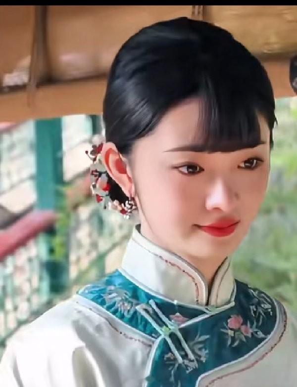 #周洁琼是真好看啊#周洁琼可是曾经在produce 101中斩获颜值第一的，这个第一是全体练习生内投出来的结果，五官精致、皮肤紧致，她也是公认的95花颜值担当；
《玉簟秋》里的民国名伶造型更是惊艳，花旦妆明艳动人，素衫旗袍温婉缱绻，妥妥的“浓妆淡抹总相宜”；
很多人记住她不仅仅是颜值，从《小巷人 ​
