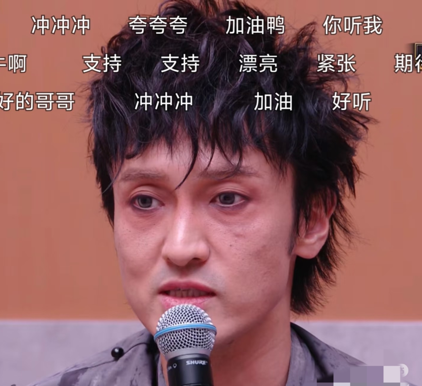 真是笑不活了！
看了王传君现在的这个状态，网友说，下次演员演绝症病人的时候不用几天几夜不睡觉了，直接来披哥借个化妆师就行了！

王传君的这个妆造真的是绝了，这个眼线都花了，感觉黑眼圈好严重，头发也是乱七八糟的，看过去就像熬了几个大夜一样，没有一点精神状态！

难怪网友会说，王传君，现在这个样子跟他之