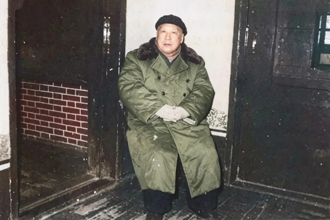 1985年1月，为纪念遵义会议50周年，77岁的伍修权和在世的战友们，来到遵义会
