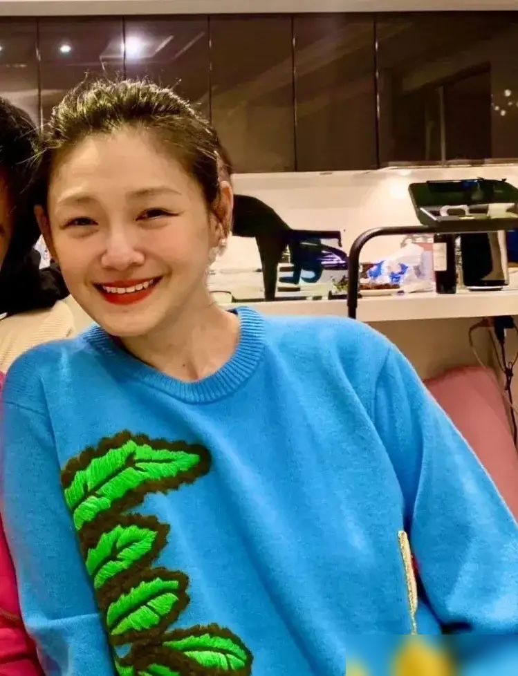 流产不到一个月，大S就去录了《幸福三重奏》。镜头前她那张脸，网友说像换了一个人。
2018年7月播的节目，那会儿她刚经历胎停，小月子都没坐完。画面里她敏感、易哭、动不动就喊汪小菲。剥虾那事还记得吧，被骂作、被说矫情。可回头看，那哪是作啊，那是身体被掏空后的虚。
一个要强了一辈子的女人，硬撑着上综