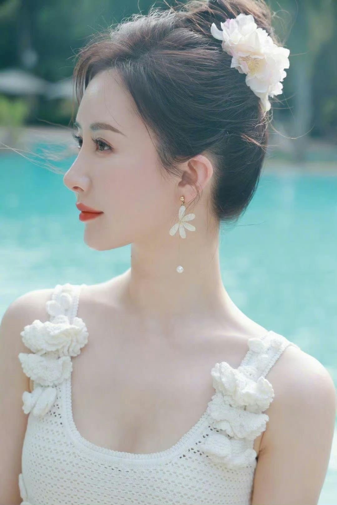 #舒畅 脸#  如今看起来虽然依然好看，但又像杨紫又像胡静，这真是《金粉世家》里面的舒畅吗 ​