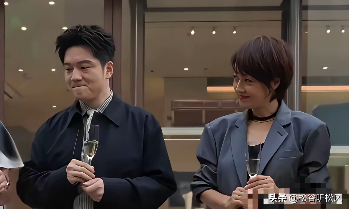 马伊琍看樊振东这眼神，这表情，不是演的，是真实喜欢东哥，羡慕东东情感的表露。

九月十六号，上海静安嘉里中心，一场品牌剪彩活动。马伊琍穿一身简约黑裙，站在台上，旁边是许光汉、赵今麦，还有樊振东。按理说这种场合的主角应该是影视明星，可樊振东从侧门一出来，商场中庭的声音直接变了调。有人拍到的画面里，马伊