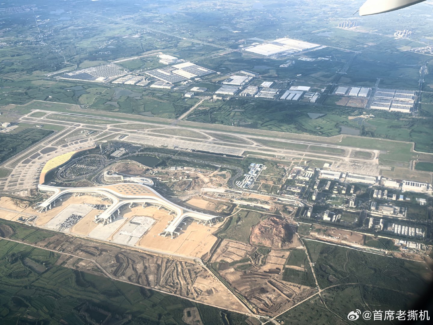 今天的新桥机场T2最新状态！ 

跑道外围的工厂，就是蔚来！  ​