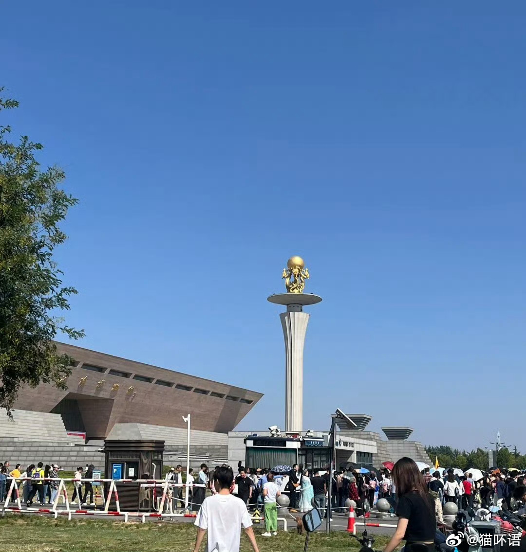 洛阳博物馆要闭馆一年了，在我去过的寥寥几家博物馆里，对这个博物馆感情特别不一样。
24年国庆我们去河南玩去的第一家博物馆就是洛博，对于分不清东南西北的人来说，这座博物馆意外的好逛，大概是走对了路线，一个展馆的出口，走两步就是另一个展馆的入口。
而且我对洛阳博物馆的文创至今都念念不忘， ​