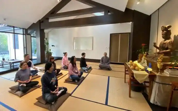 袁咏仪张智霖同游杭州寺庙，三年前结识戒清师父 ​