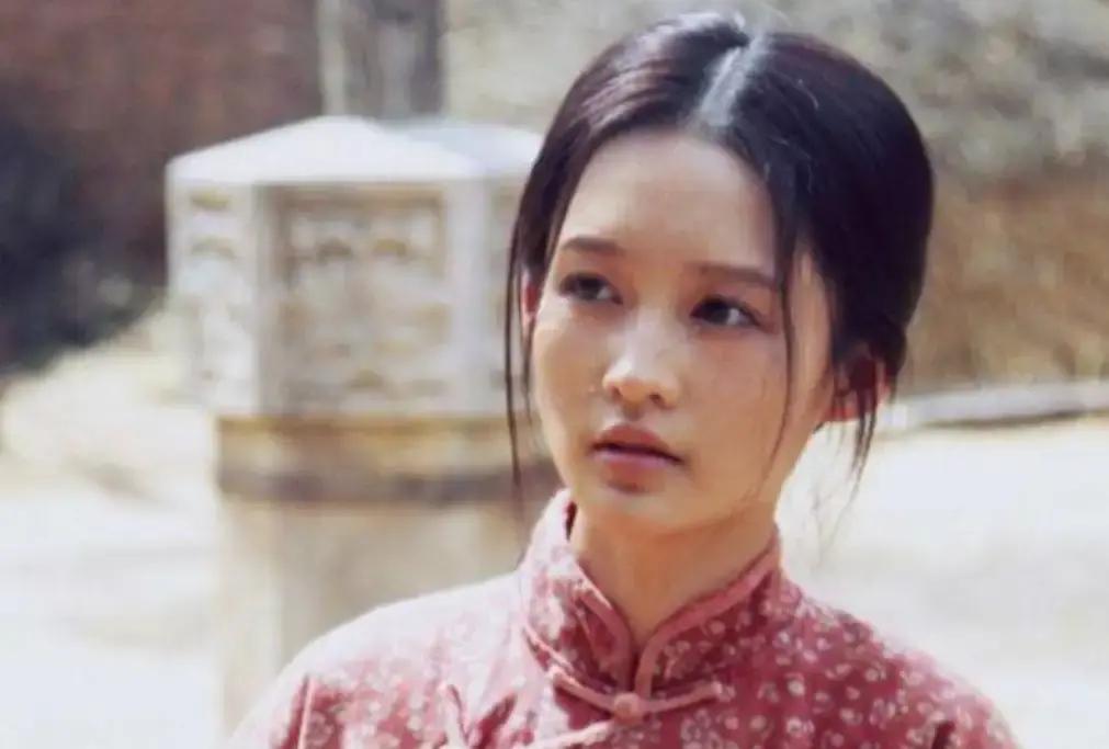 当年在拍摄《白鹿原》时，31岁的李沁与53岁的何冰躺在床上，抱了很久。事后，李沁只说了一句话，就让老戏骨何冰慌了神，连说：“你不要乱说。”哪知李沁又语出惊人，何冰当即就红了脸......

拍那场戏之前，两人其实不太熟。进组头一个月，大家都在埋头体验生活，李沁见着何冰总是恭恭敬敬喊“何老师”，何冰也