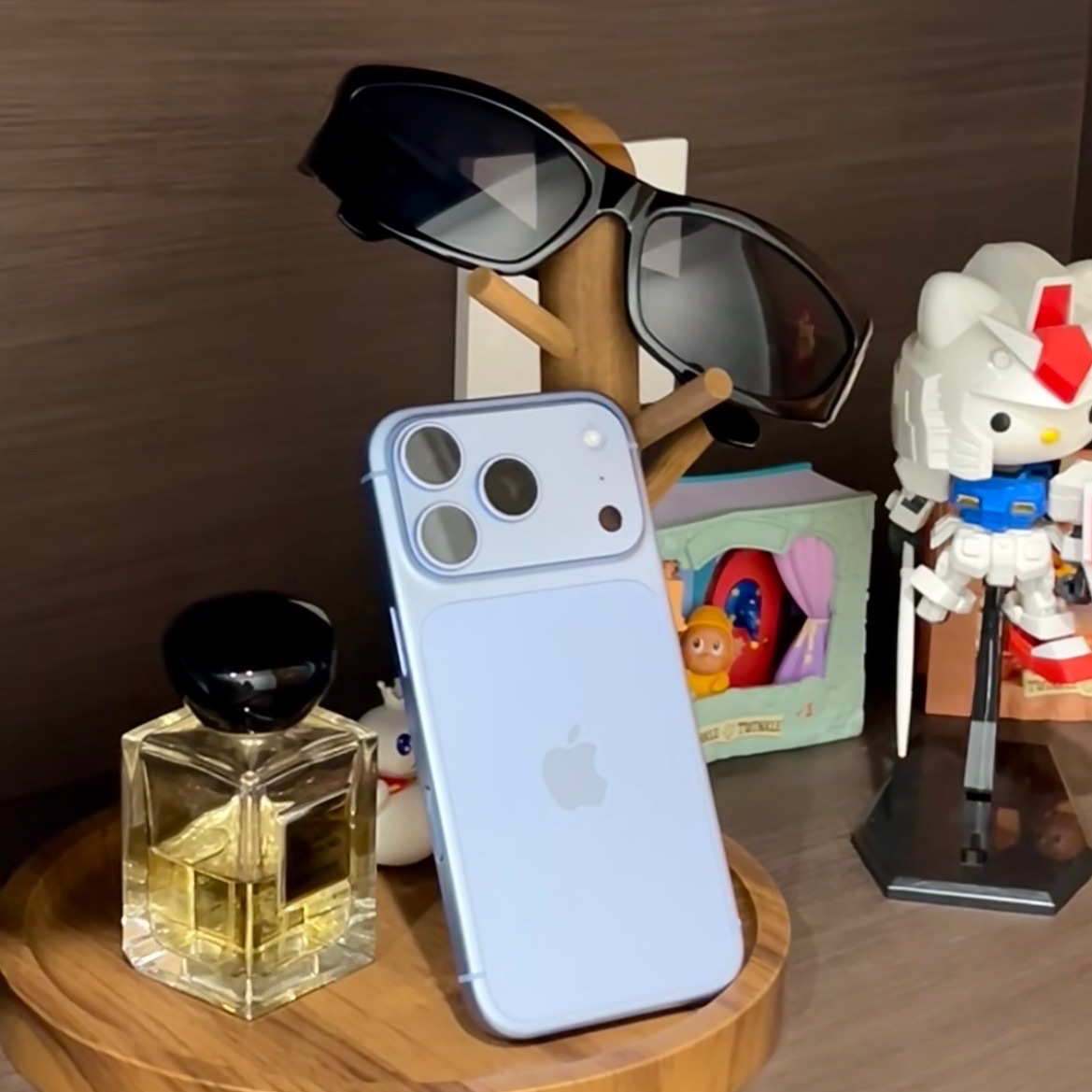 #晚8点天猫iPhone18Pro历史最低价#今天！

惊喜卷手淘捜【限时小惊喜】基本都可以拿！

iPhone18，上手感受提升很明显。机身换成铝金属，拿在手里轻不少，长时间刷手机不压手。芯片性能更强，玩游戏不容易发烫卡顿。相机升级可变光圈，夜景拍照更亮，随手拍氛围感很好。续航也优化了，日常基本能做到一 ​