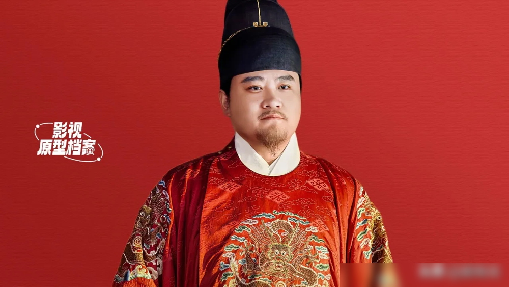 韩梁跪死在雪地里，遗书就压在膝盖底下，新帝连宫门都没开。
39岁，寒门爬到四品，满腹才学全用来换这一跪。他以为死谏能骂醒皇帝，结果冻成一座冰雕，太监们绕着他走，跟绕个石墩子没两样。
死后反倒热闹了。政敌林锦岐亲自抬棺，送他妻儿回乡，哭得比谁都真。遗书一公开，朝堂上下都在赞他风骨，说他死得其所。