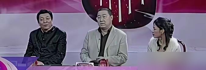 英达当年一句“滚出去”，把黄轩从试戏现场轰走了。没人觉得这小伙子还能出头。
如今大湾区晚会，黄轩一身爱马仕登台，跟白百何合唱《梦醒时分》。转头又在盛典上抱着于适转圈，全场笑疯。手里攥着《伟大的长征》《未检之名》《美顺与长生》，全是硬货。
再看英达，正被家事舆论裹着往下滑。
演艺圈这地方，比的从