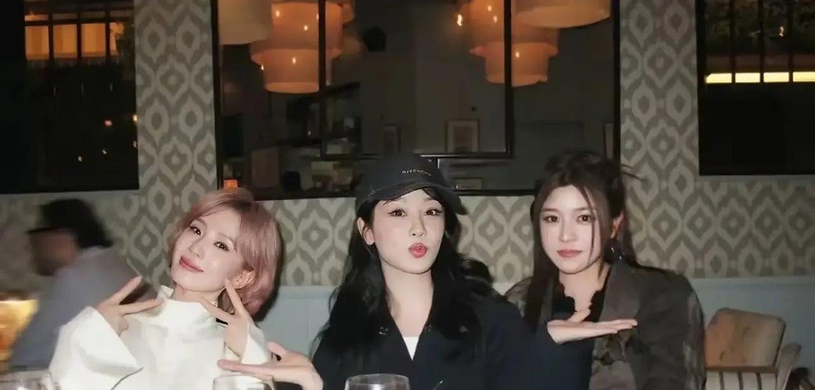 巴黎街头一顿饭，杨紫伸手拽了刘诗诗的粉发，仨女明星没走红毯反而比红毯上更让人觉得舒服
10月3日晚上，巴黎一家私人餐厅里，《VOGUE》主编刘冲盯着刘诗诗那头浅粉色短发，半开玩笑地说“这看着像假发”，转头问杨紫真假。杨紫先是平静地回了一句“真发，我刚才问过她了”，紧接着被要求现场验证，她二话不说直接